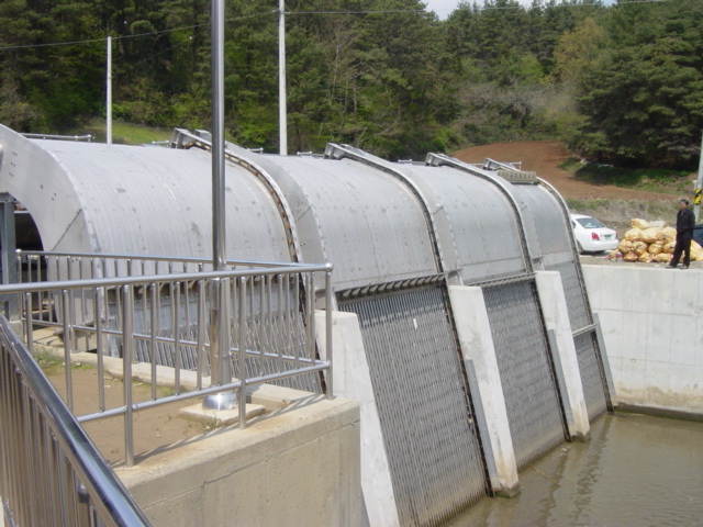 During flood in order smooth operation of the pump station, scraer is provided on the topside of scr...